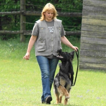 Hundetrainerin Frau Milewski mit Schäferhündin Boa während der Begleithundeprüfung in der Fußübung. Hundetrainerin Frau Milewski mit Schäferhündin Boa während der Begleithundeprüfung in der Fußübung.