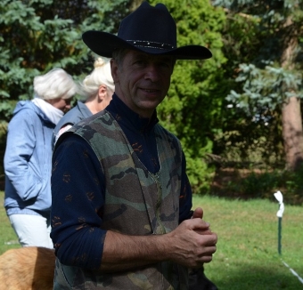 Hundetrainer Edgar Stiller, seit ich Pferde habe trage ich den Hut. Hundetrainer Edgar Stiller, seit ich Pferde habe trage ich den Hut.