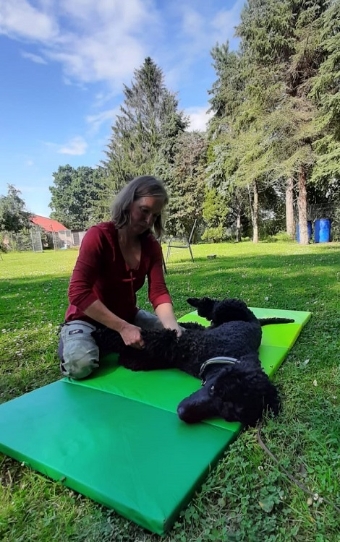 Mio mit seiner Physiotherapeutin. Mio mit seiner Physiotherapeutin.