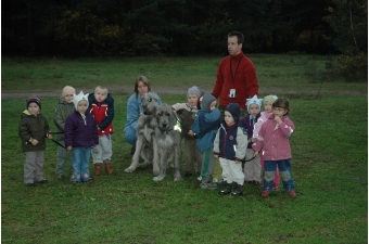 Kinder bekommen ein Gefühl für Hunde.