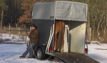 Ruby vom Radkasten aus in den Hänger geschickt.